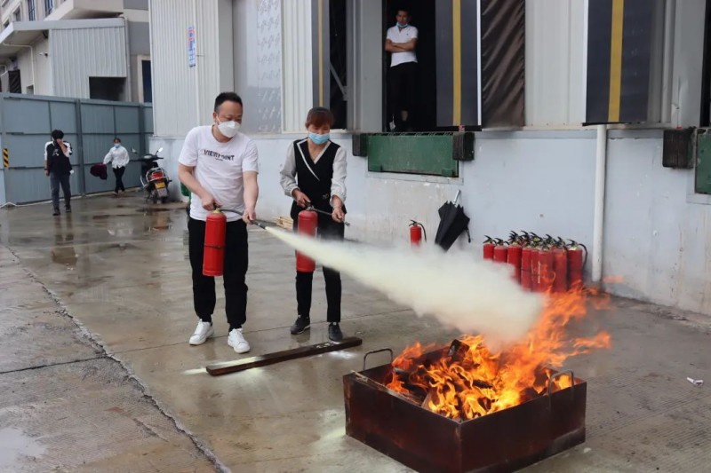 【龍?zhí)┌残侣劇魁執(zhí)┌查_展“一警六員”消防安全實(shí)操培訓(xùn)