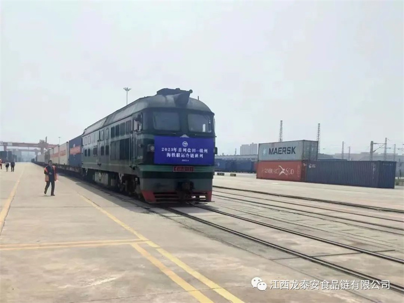 好消息！全省首列！390噸巴西果汁運抵贛州國際陸港，入庫龍?zhí)┌玻? class=